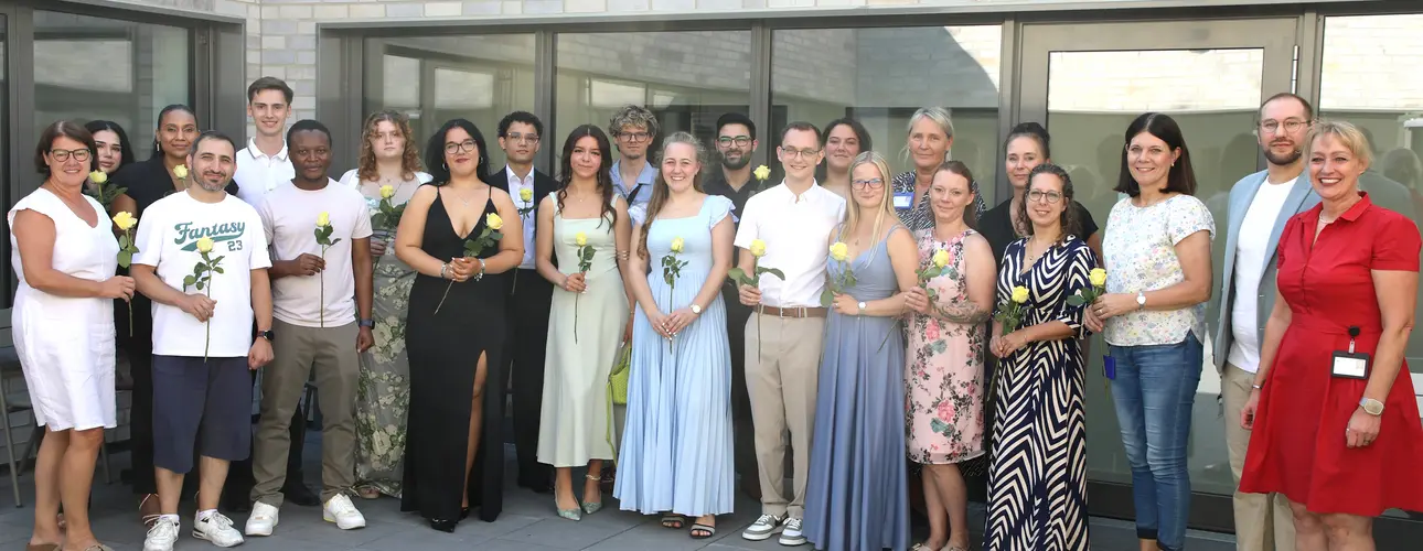 Gruppenfoto der neuen Pflegefachfrauen und -männer.