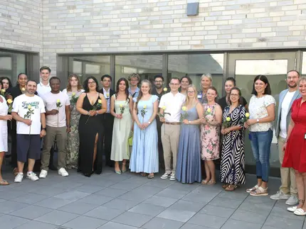 Gruppenfoto der neuen Pflegefachfrauen und -männer.