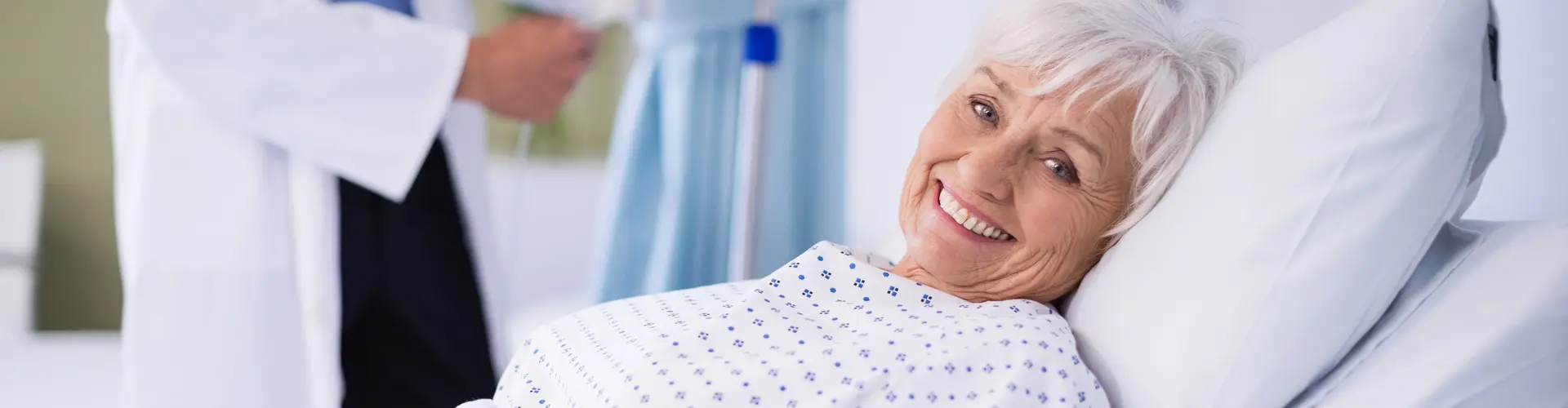 Seniorin im Krankenhaus