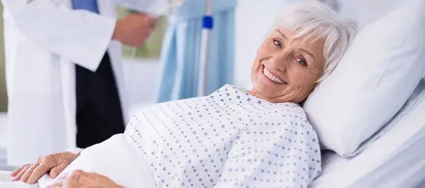Seniorin im Krankenhaus