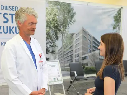 Priv.-Dz. Dr. Hannes Nordmeyer im Nachgespräch mit seiner Patientin, die nun ohne das ständige Rauschen im Ohr weiterleben kann.