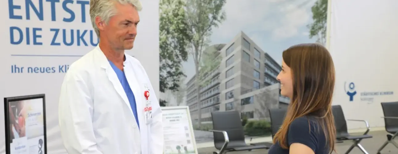 Priv.-Dz. Dr. Hannes Nordmeyer im Nachgespräch mit seiner Patientin, die nun ohne das ständige Rauschen im Ohr weiterleben kann.