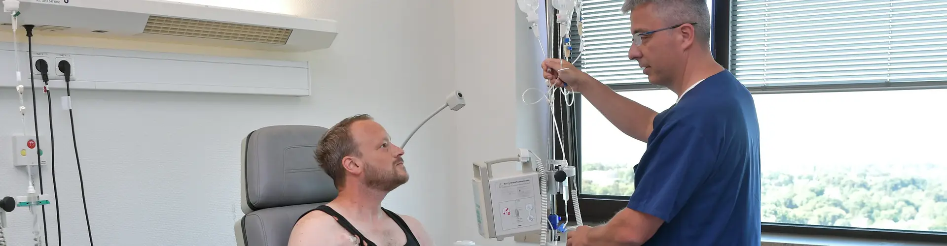 Patient wird von einem Krankenpfleger behandelt