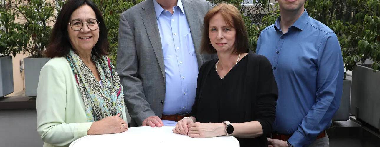 Gruppenbild Teilnehmer Pressegespräch: v.l.  Martina Zsack-Möllmann (stellv. Aufsichtsratsvorsitzende), Prof. Dr. Martin Eversmeyer (Geschäftsführer), Dr. Ruth Klaeren (Leiterin SPZ), Dr. Sven Propson (Chefarzt Klinik für Kinder- und Jugendmedizin)