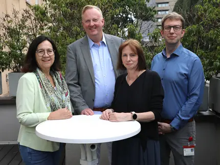 Gruppenbild Teilnehmer Pressegespräch: v.l.  Martina Zsack-Möllmann (stellv. Aufsichtsratsvorsitzende), Prof. Dr. Martin Eversmeyer (Geschäftsführer), Dr. Ruth Klaeren (Leiterin SPZ), Dr. Sven Propson (Chefarzt Klinik für Kinder- und Jugendmedizin)