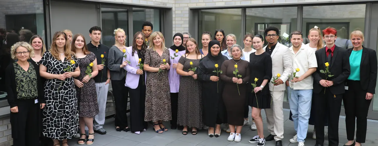 Examen Pflegefachassistenz Gruppenfoto der erfolgreichen Absolventen der Pflegefachassistenz.