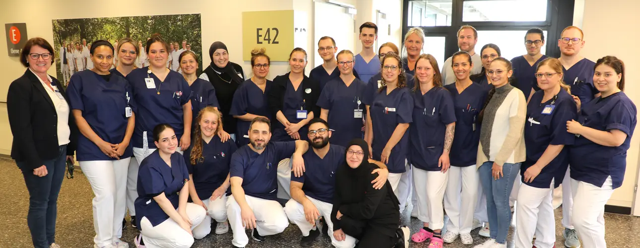 Gruppenfoto der Teilnehmenden des Projektes "Azubis leiten eine Station" Gruppenfoto der angehenden Pflegefachpersonen und all derjenigen, die das Projekt unterstützt haben.
