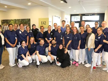 Gruppenfoto der angehenden Pflegefachpersonen und all derjenigen, die das Projekt unterstützt haben.