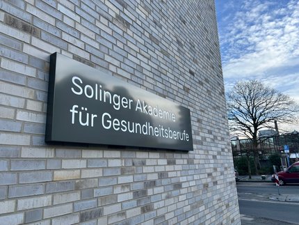 Eingangsschild der Solinger Akademie für Gesundheitsberufe