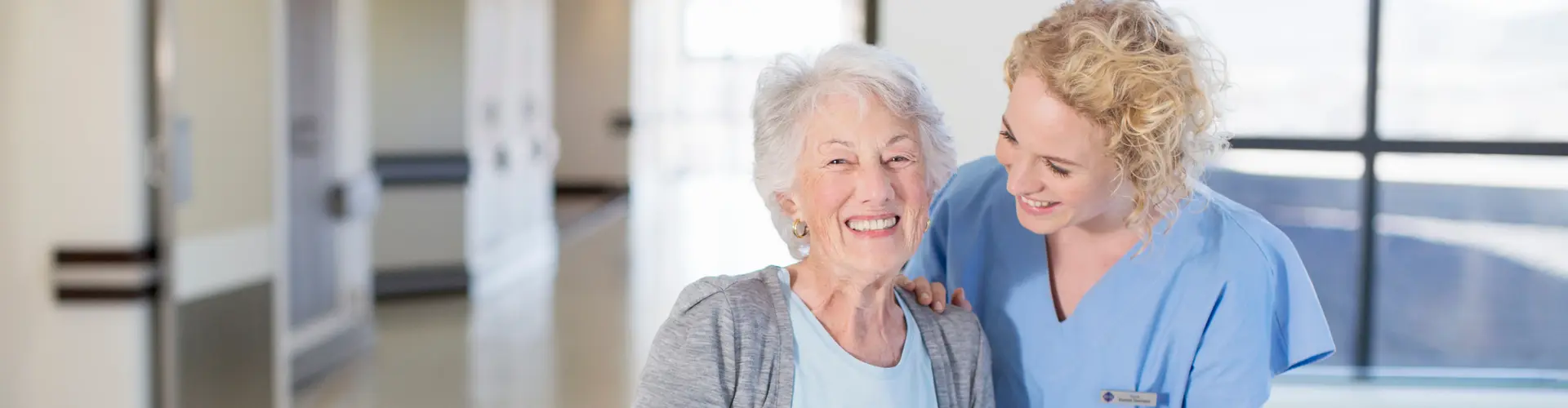 Ärztin mit Seniorin