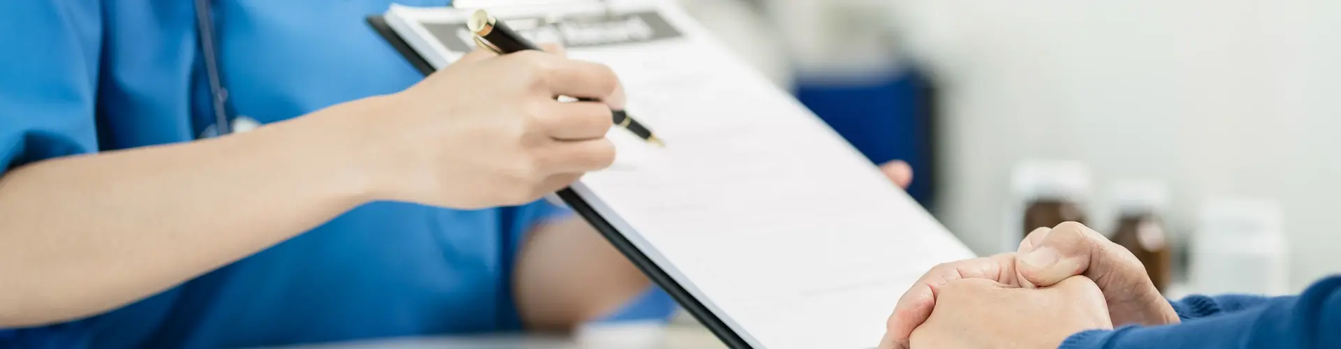 Pflegerin mit Clipboard
