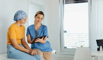 Ärztin mit Patientin im Gespräch