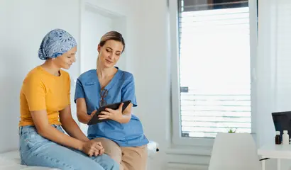 Ärztin mit Patientin im Gespräch