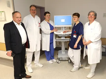 Gruppenfoto mit Chefärzten und Personalleiter und den neuen Oberärztinnen im Städtischen Klinikum Solingen.