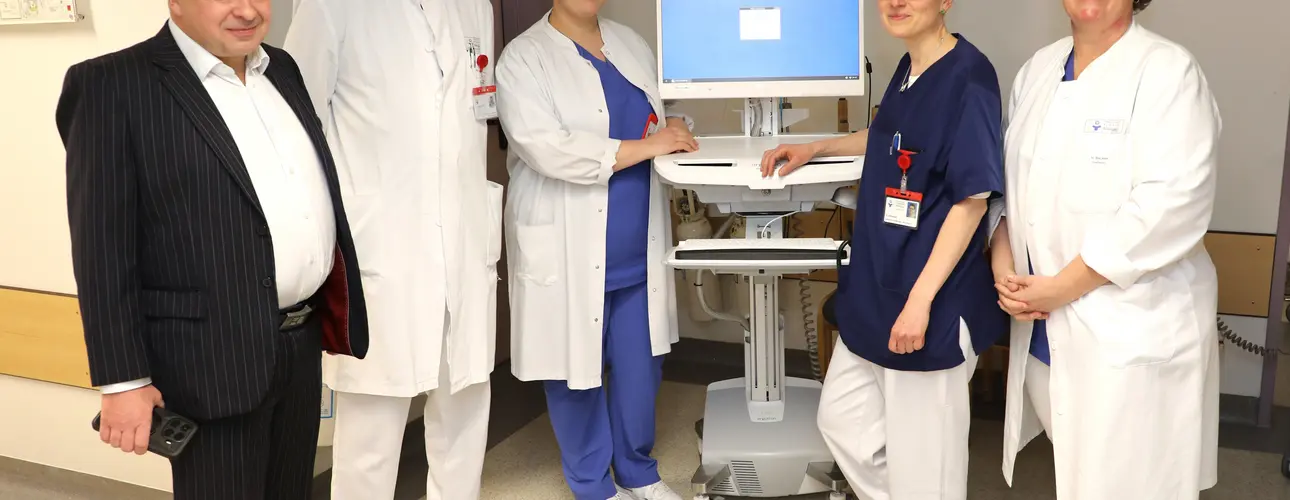 Gruppenfoto mit Chefärzten und Personalleiter und den neuen Oberärztinnen im Städtischen Klinikum Solingen.