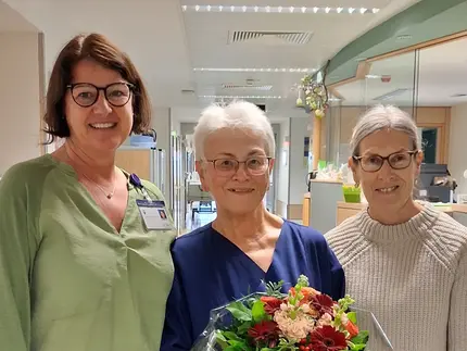 Pflegedirektorin Heike Zinn und Pflegedienstleiterin Ulrike Clotten bedanken sich bei Monika Koldrack für 50 Jahre aktive Mitarbeit.