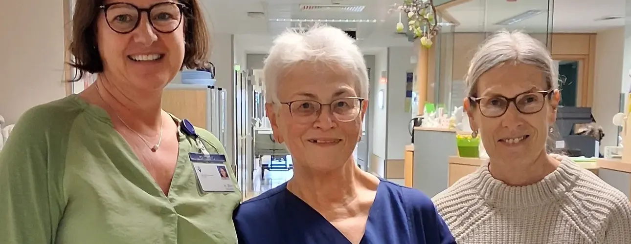 Pflegedirektorin Heike Zinn und Pflegedienstleiterin Ulrike Clotten bedanken sich bei Monika Koldrack für 50 Jahre aktive Mitarbeit.