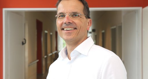  Dr. med. Oliver Voß 