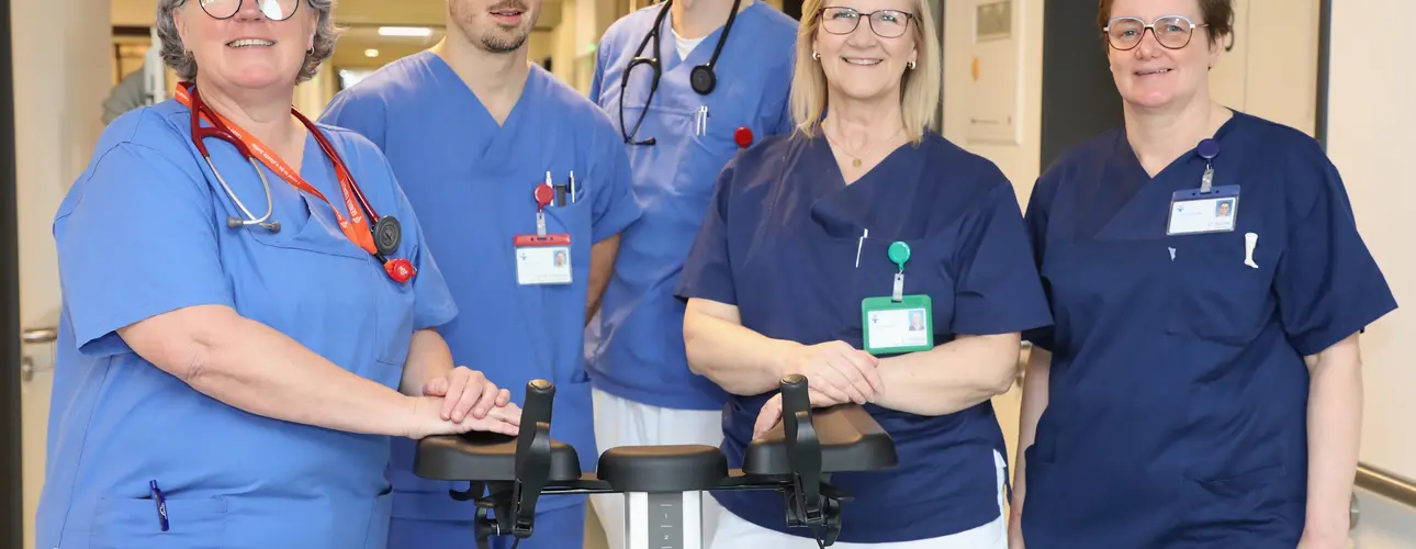 Geriatrie und Alterstraumazentrum arbeiten interdisziplinär Hand in Hand. Gruppenbild des Teams mit Chefärztin, Oberärzten, Therapeutin und Stationsleiterin.