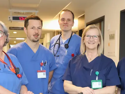 Gruppenbild des Teams mit Chefärztin, Oberärzten, Therapeutin und Stationsleiterin.