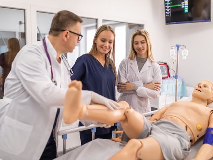 Arzt lernt Praktikanten ein